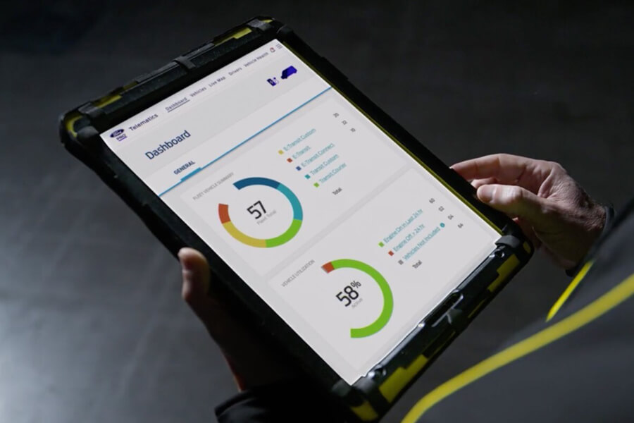 Una persona tiene in mano un tablet che mostra la valutazione di Ford Pro